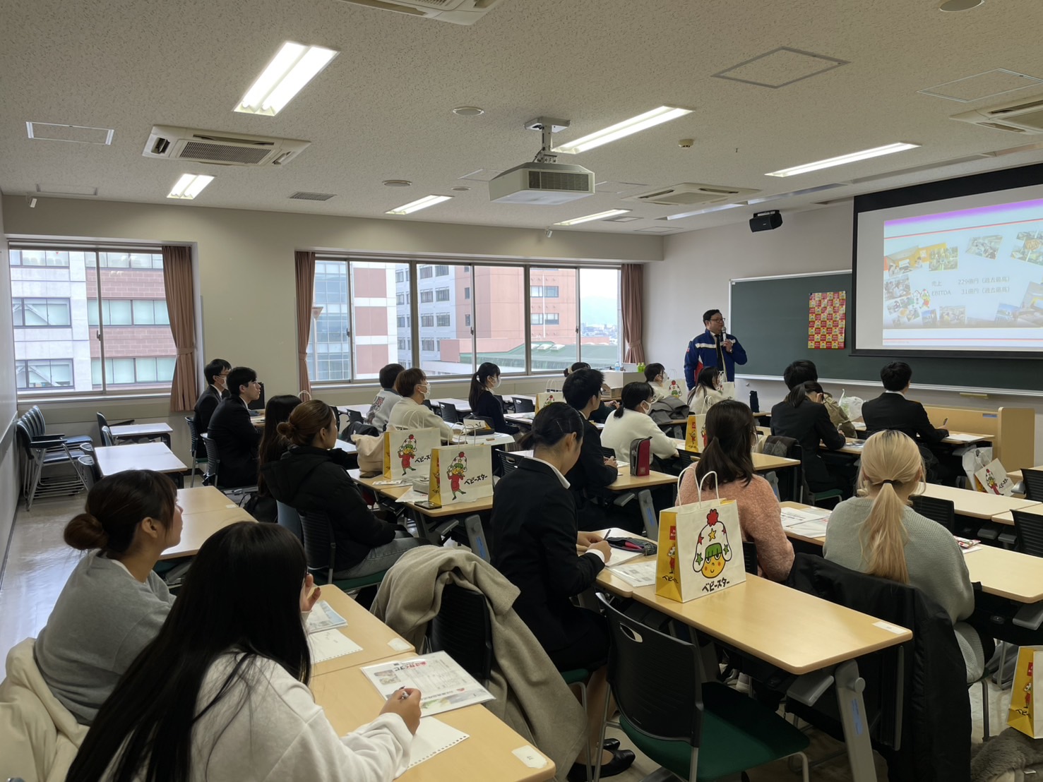 摂南大学での合同企業説明会に三重県企業が出展